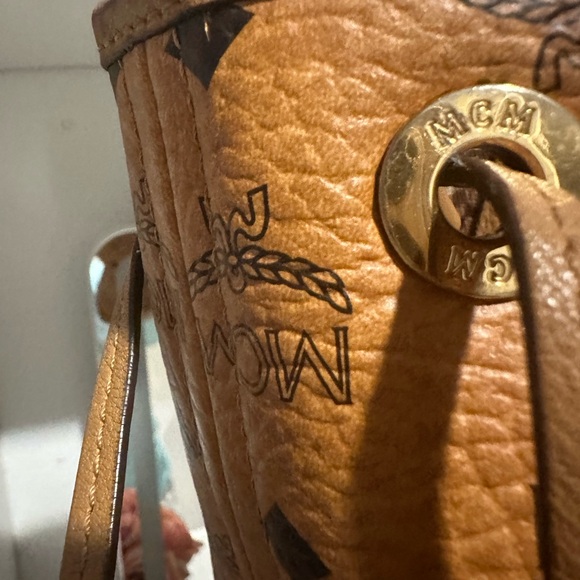 MCMclassy tote. Lightweight tote bag in Visetos monogram canvas andnappa leather - Picture 11 of 12